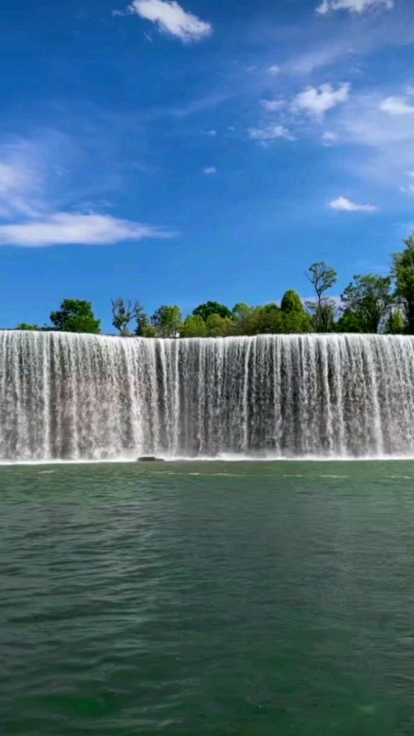 向往蓝天白云不染尘埃世俗.昆明盘龙公园人造瀑布