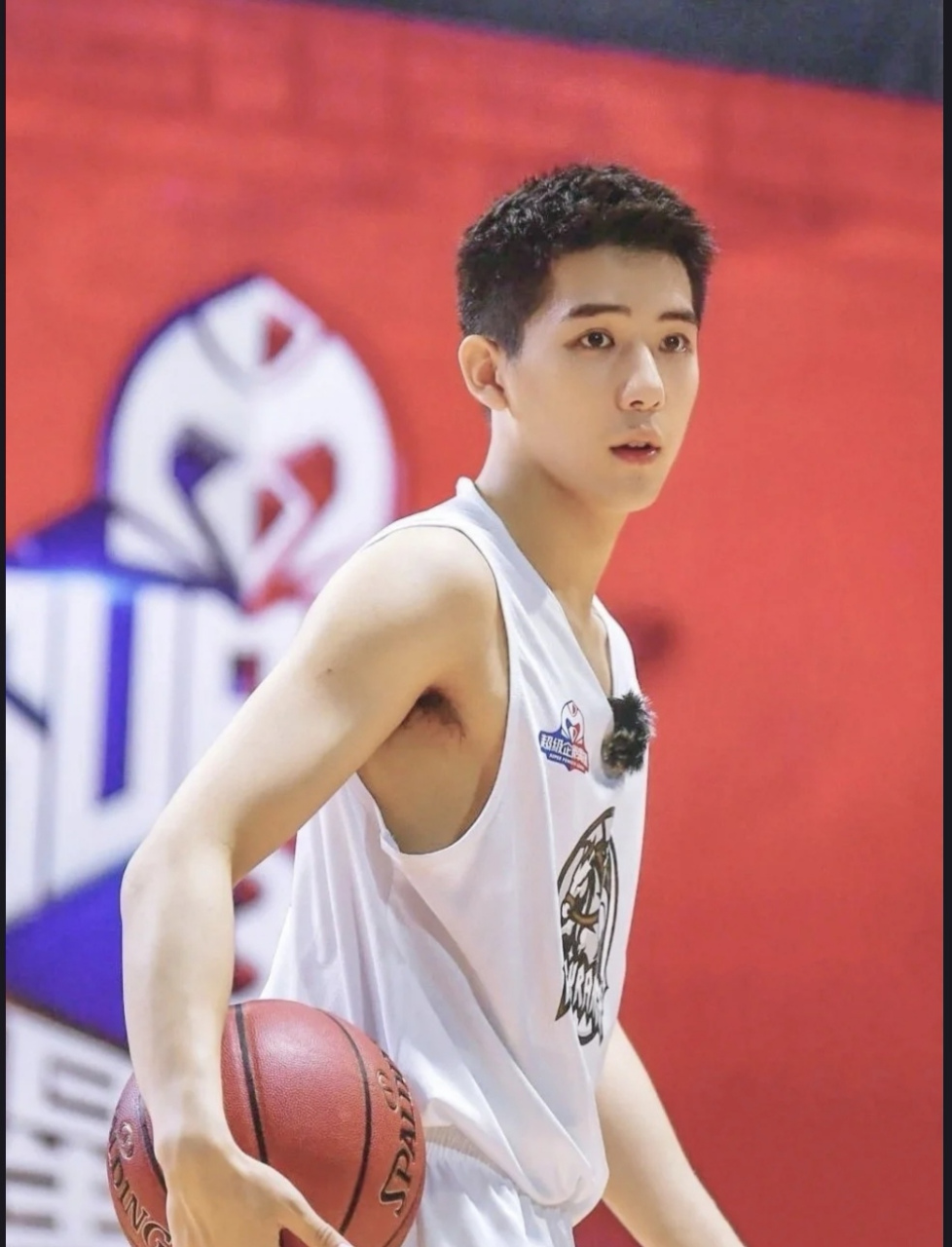 少年感十足的篮球小哥,王安宇也太欲了吧 抱着篮球的小哥哥真是越看越