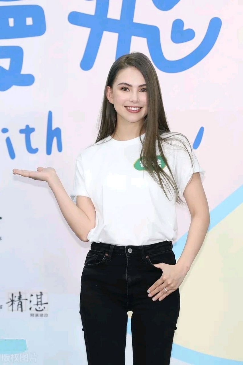 昆凌近照:白t搭牛仔裤简单大气,身材优越状态无敌  久违亮相的昆凌