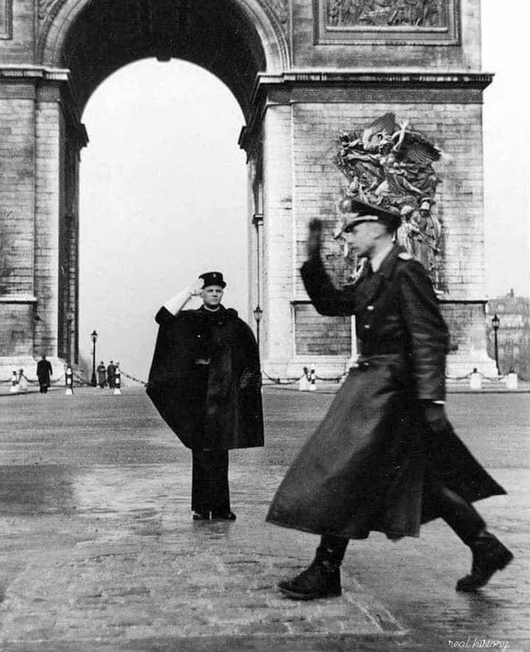 1941,德军占领下的巴黎,凯旋门,法国警察向德军军官敬礼 67