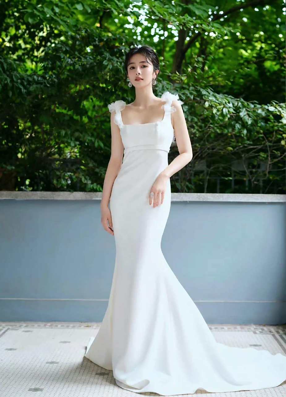 白鹿的一席纯白抹胸长裙,如同一朵盛开的白玉兰,散发着端庄大气的优雅