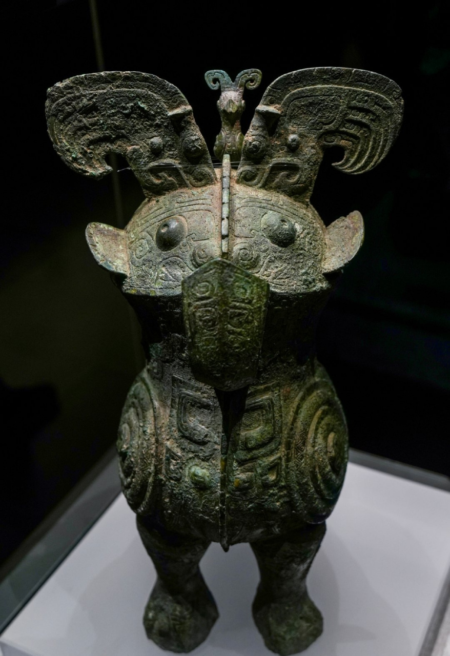 "妇好"青铜鸮尊,1976年河南安阳殷墟妇好墓出土,是商王武丁时期的青铜