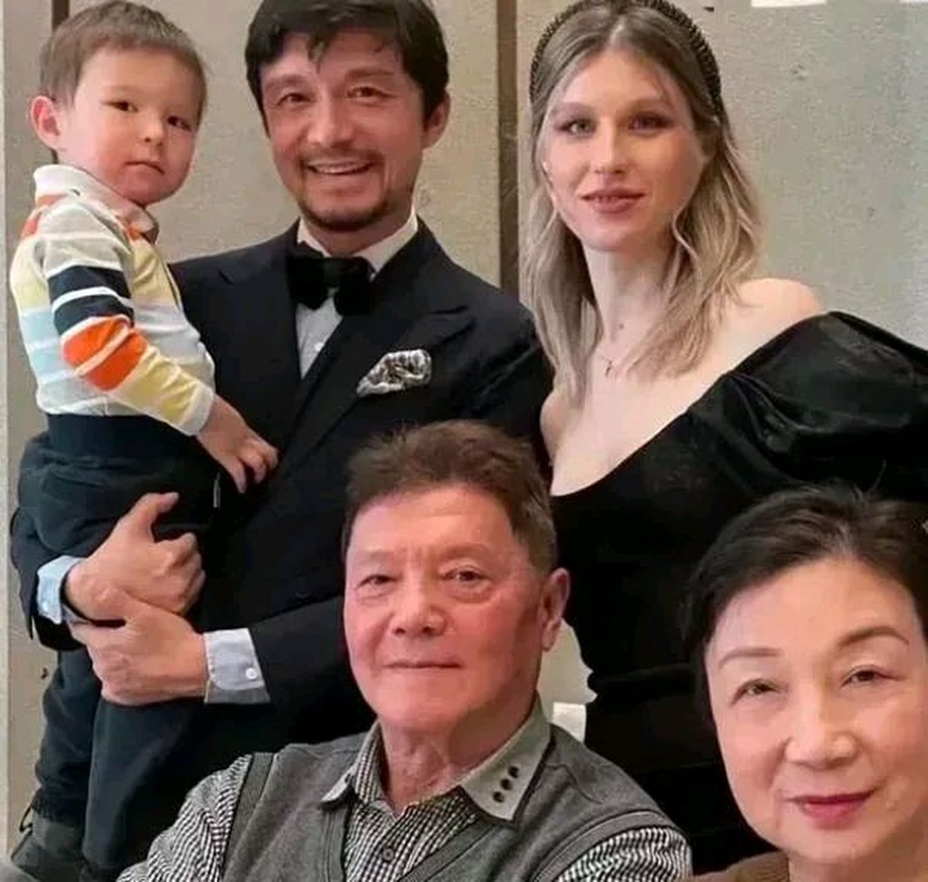 足球名将谢辉娶了一位外国妻子名叫达莉娅,她来自加拿大,金发碧眼的她