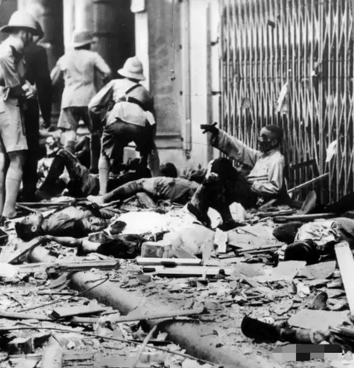 1937年,留下一张极其惨烈的照片,这是淞沪会战开始后,战争惨烈.