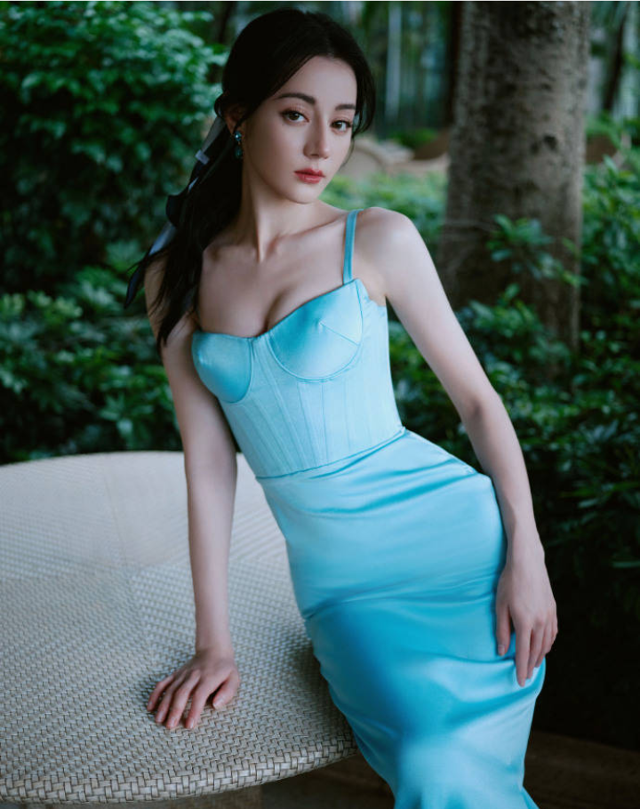迪丽热巴夏日多巴胺造型好养眼 宛若海洋人鱼公主