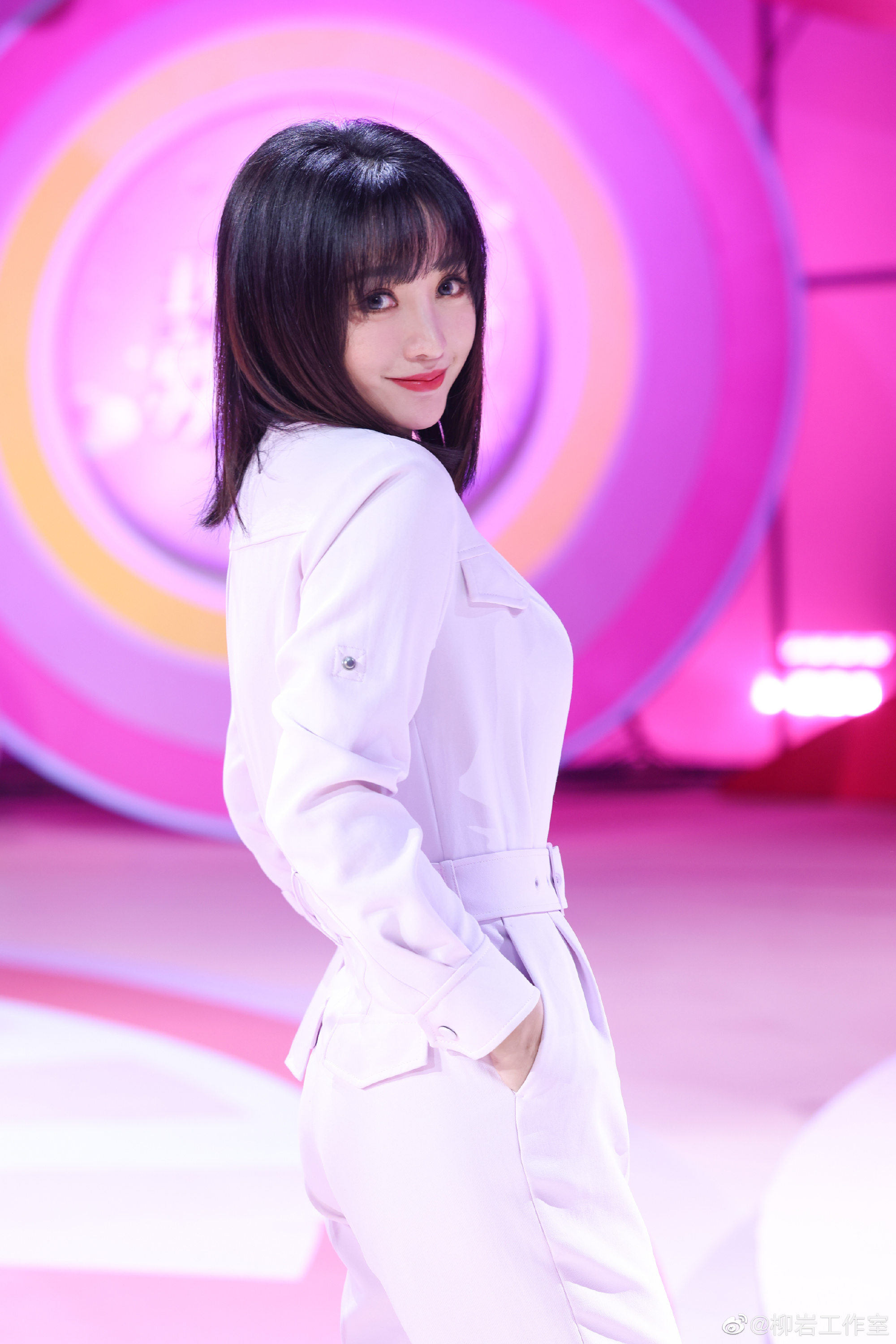 柳岩穿粉色连体裤写真大片