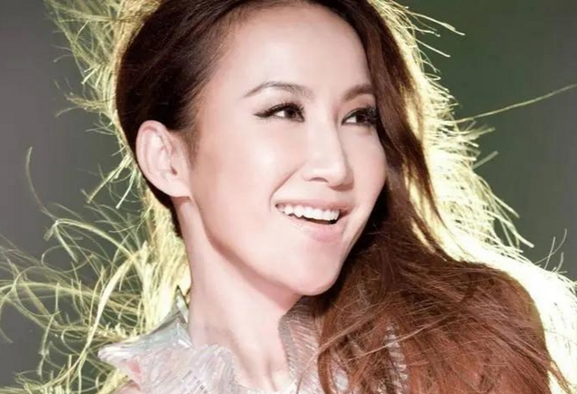 歌手李玟也曾和足球结下不解之缘,1998年法国世界杯,李玟为开幕式献唱