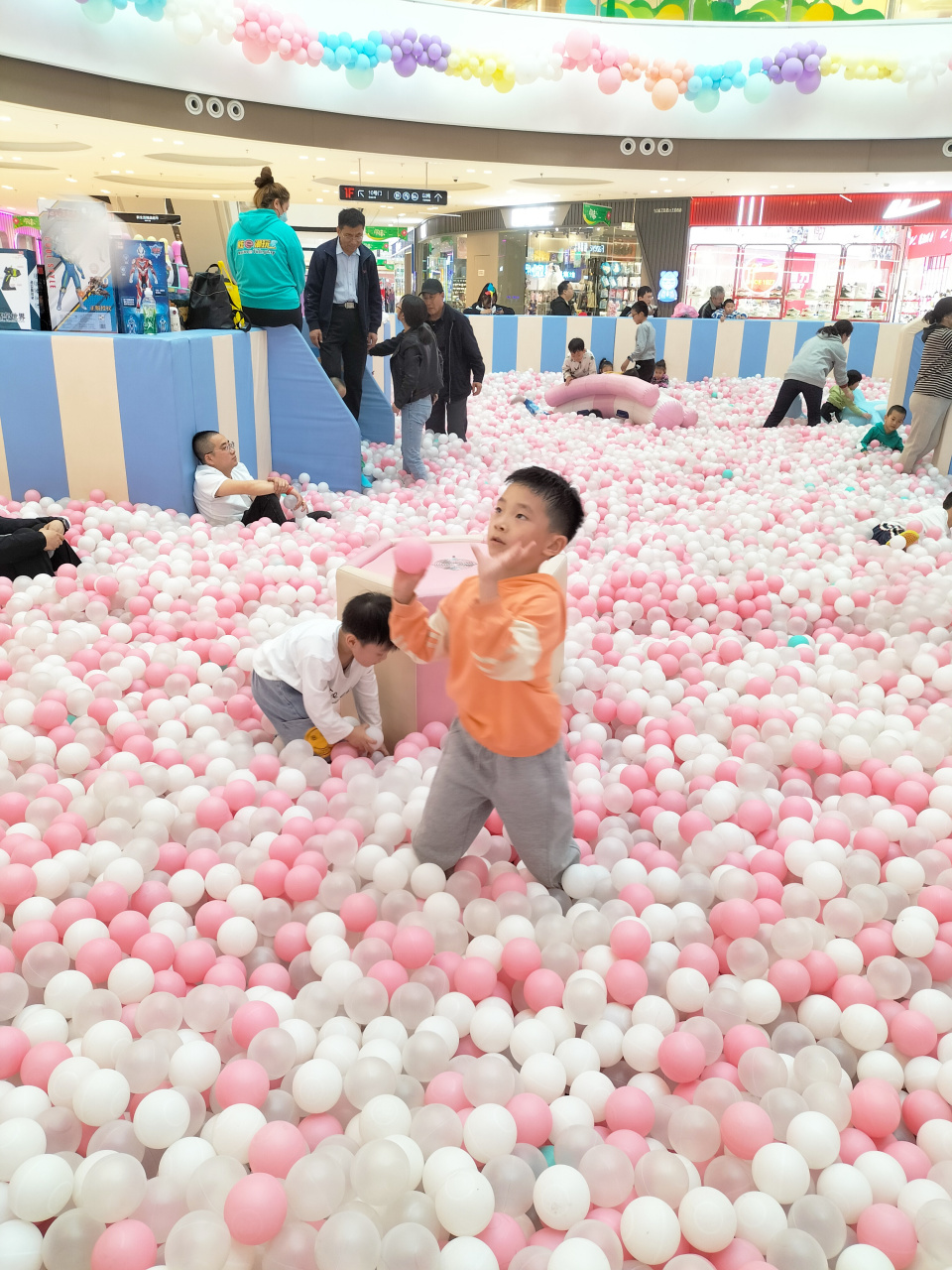 一个小孩在玩啥(一个小孩在干什么)