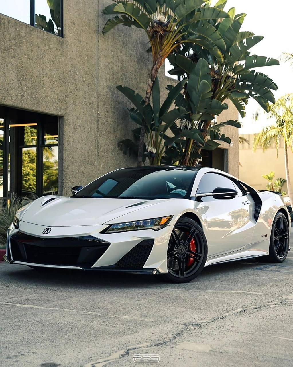 本田nsx是日本汽车制造商本田生产的一款高性能跑车,首次亮相于1990