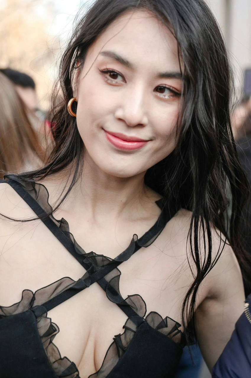 黄圣依蕾丝连衣裙尽显好身材,性感妩媚!