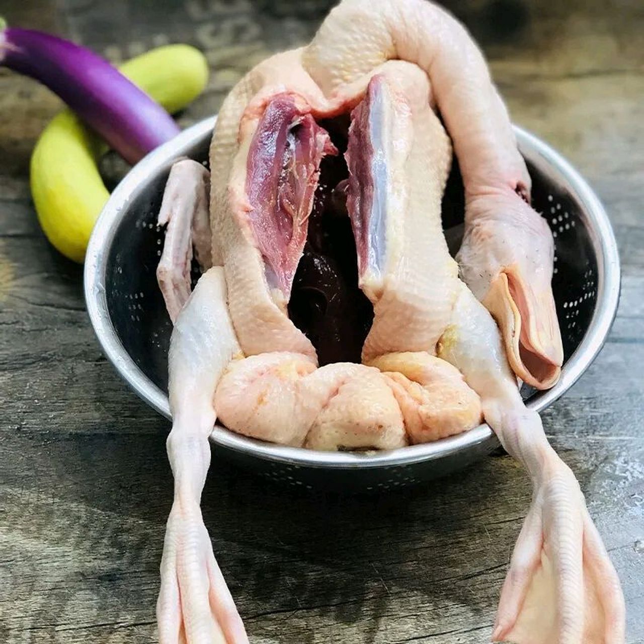 这次婆婆花了100块钱购买的4斤麻鸭icon,宰杀以后发现有些毛根特别难