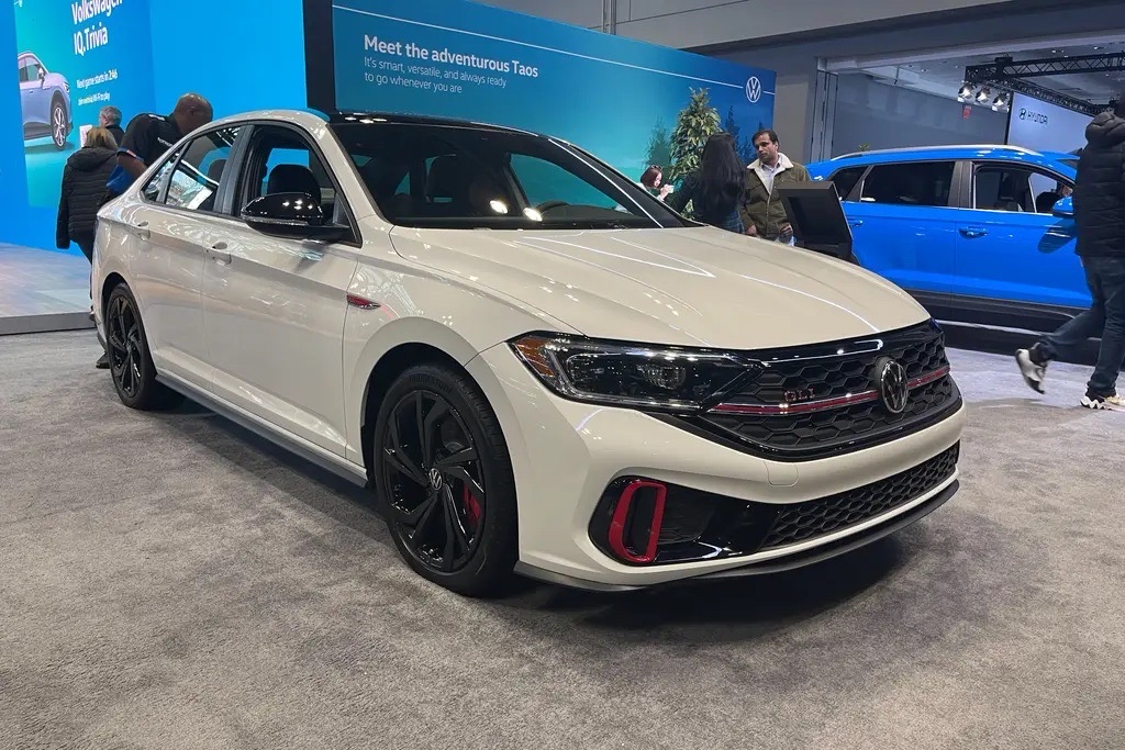 捷达gli海外亮相,镀铬红线贯穿车头,搭2.0t发动机,运动感十足