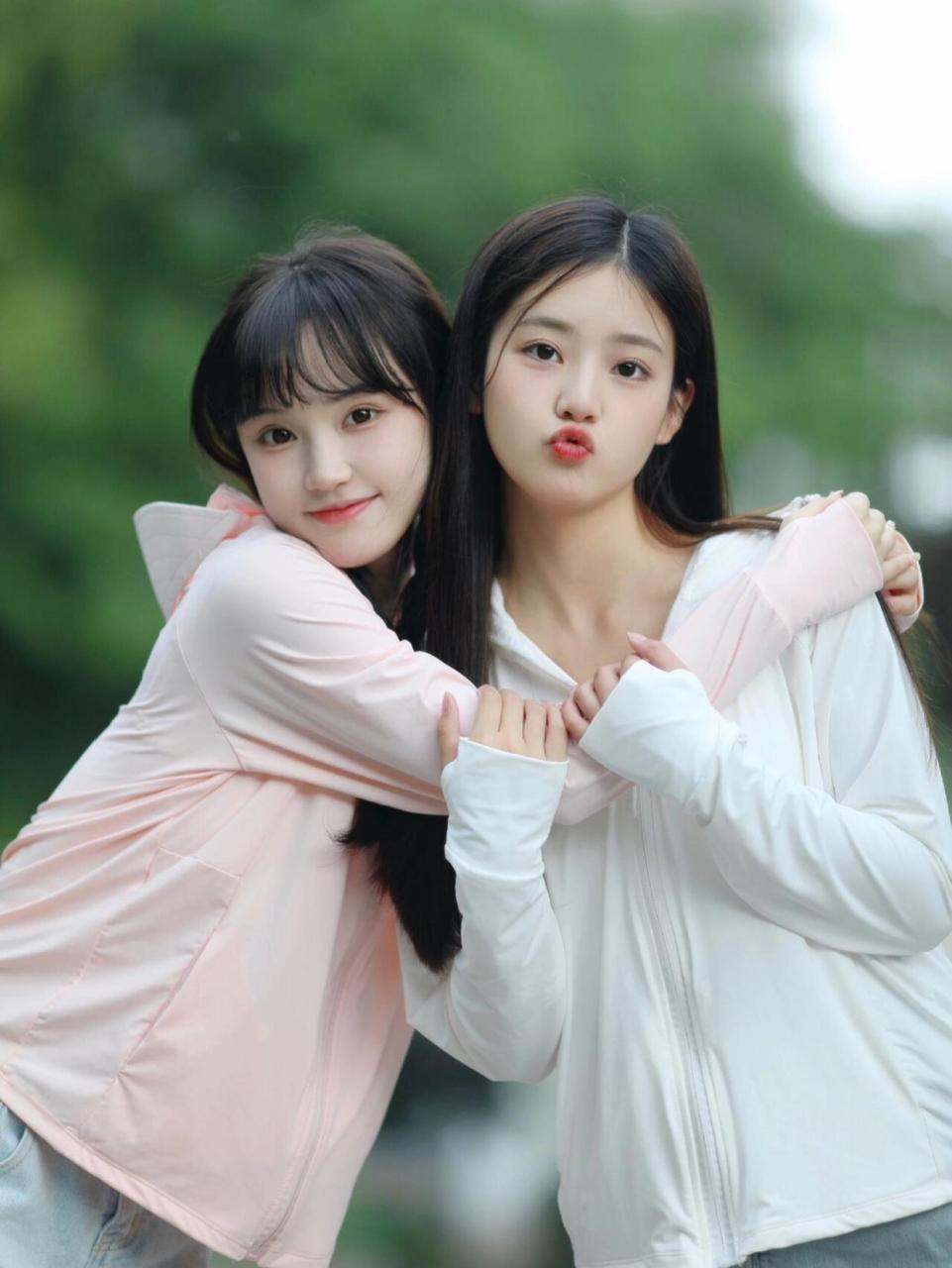 清纯可爱的姐妹花,娇小的青春美少女,不知道是高中生还是大学生#养眼