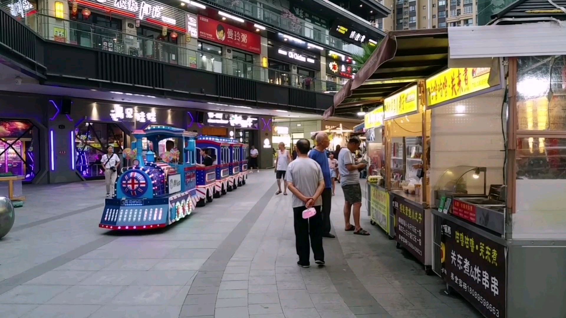 实拍攀枝花万象城,看看人气怎样,小吃和餐饮店很多