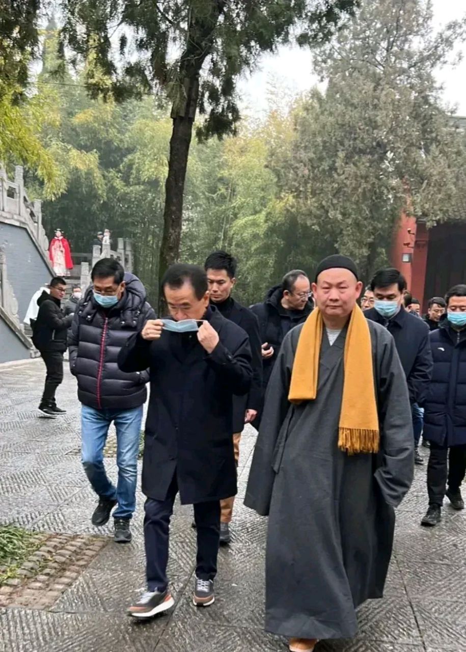 王健林现身洛阳白马寺,寺院主持亲自迎接陪同,后面跟了一大群人,看
