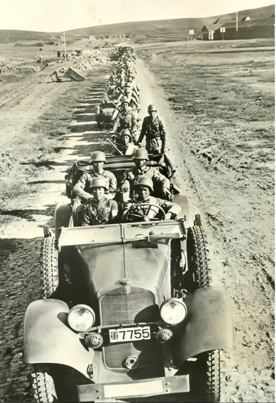 二战时期,国军整编德械师,机械化程度很高,有越野车,还有边三摩托车