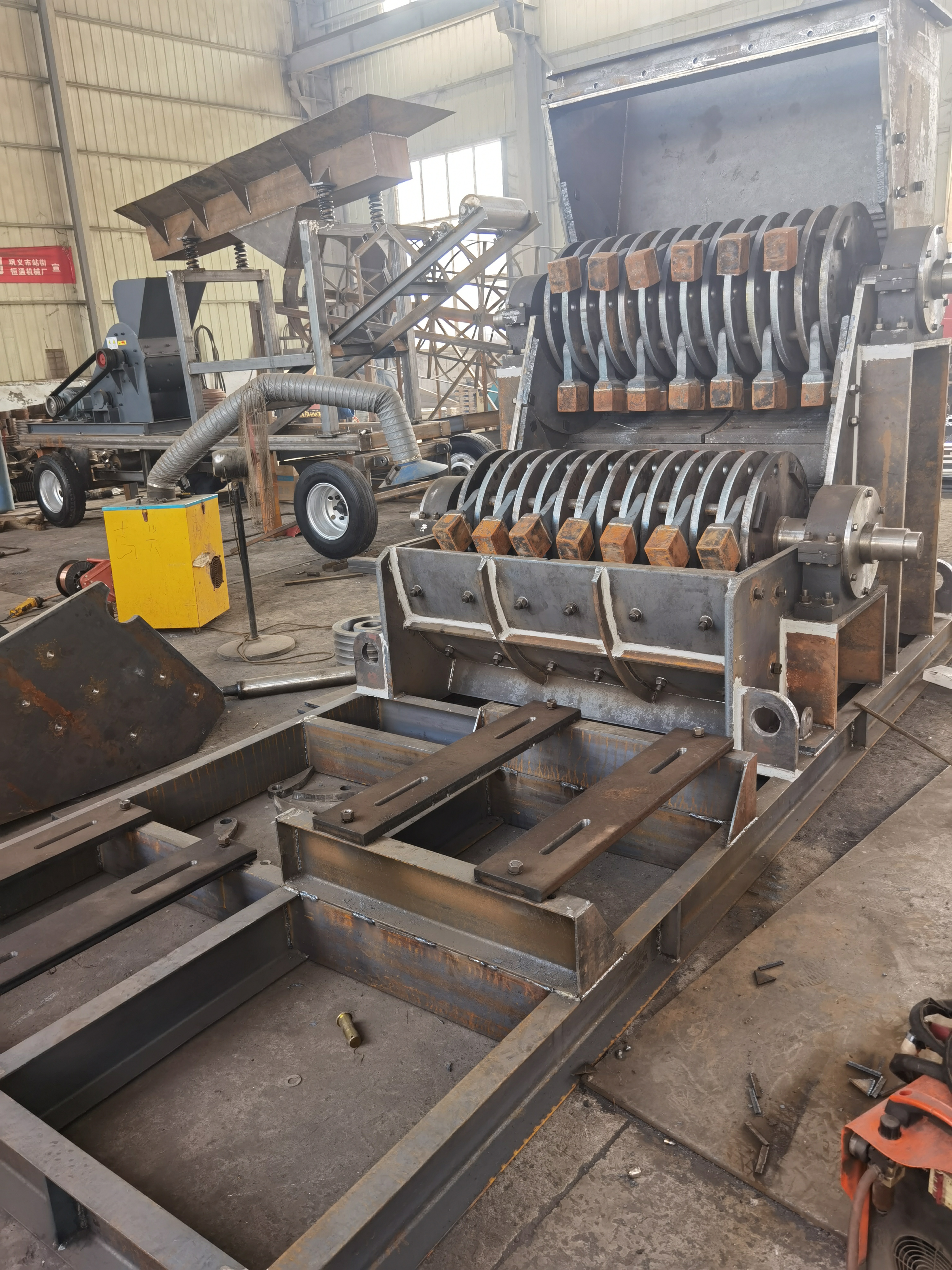 双级无筛底粉碎机为什么比一般的破碎机价格高