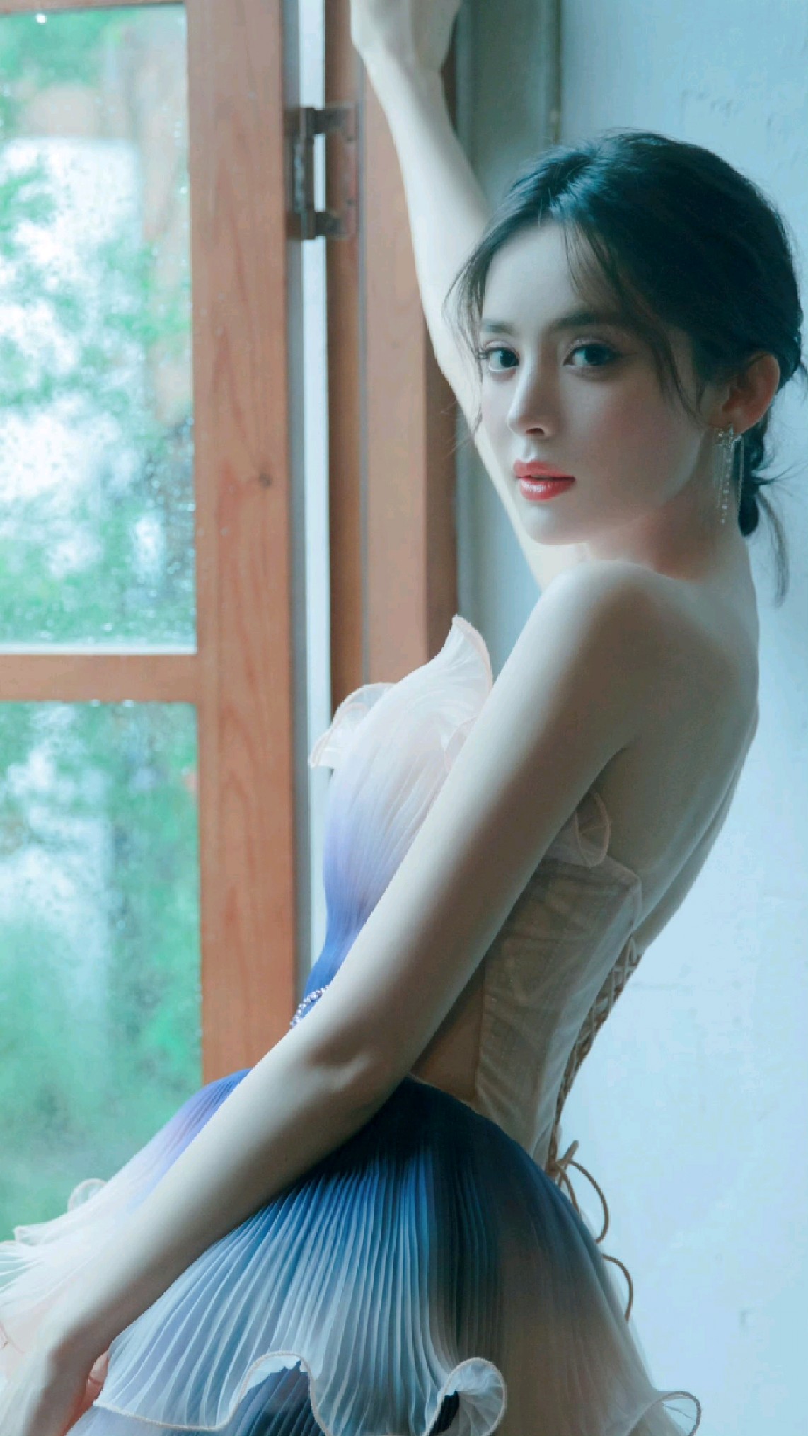 古力娜扎抹胸纱裙杂志封面