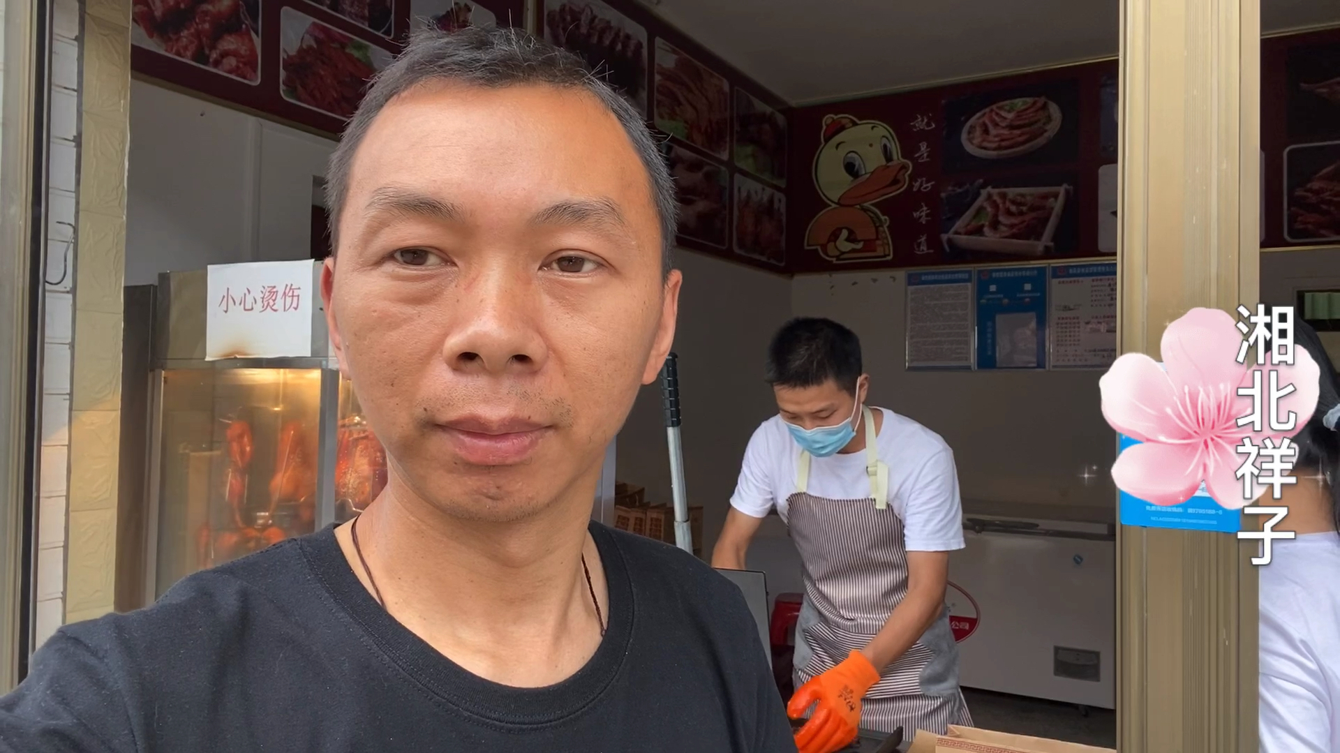 镇上的夫妻卖铁板鸭,带回1只给老丈人,干活工人都说是下酒好菜