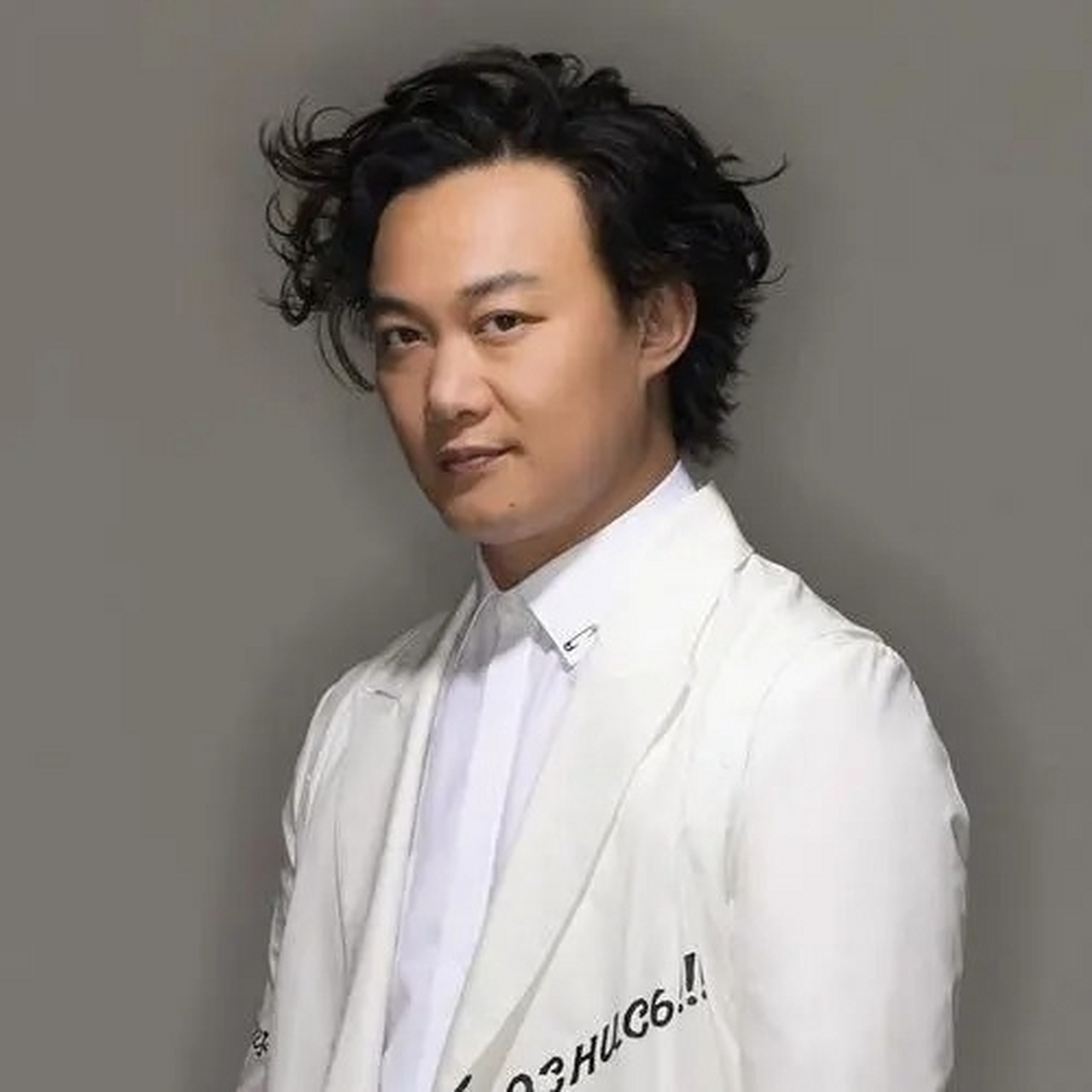 陈奕迅演唱会被粉丝求加唱,陈奕迅求放过,不再年轻了.