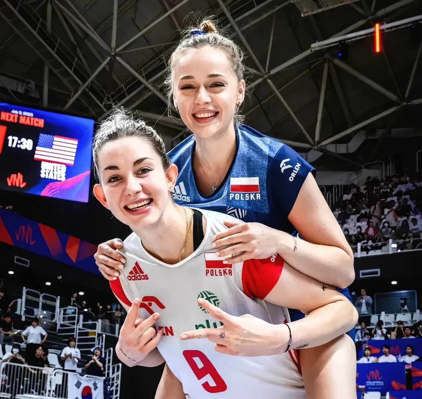 波兰女排自由人玛丽亚·斯腾泽尔(图片中接应斯蒂夏克后背上那个)表示