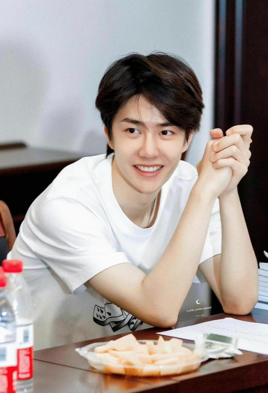 奶博身上的少年感好强啊,感觉他真的是十项全能,唱歌跳舞长的还帅,就