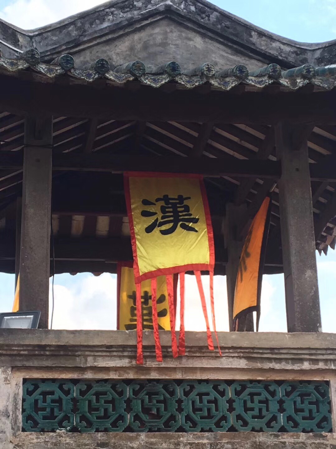 广西横县伏波庙,更让人感到神奇的事情:大殿屋顶从来不会有落叶