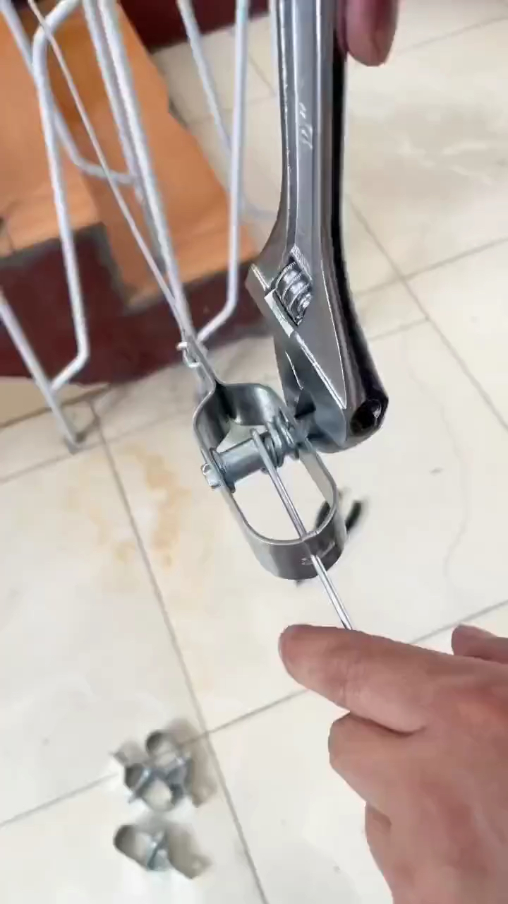 大棚紧线拉直,搭葡萄架子都可以使用这种钢丝紧线器.