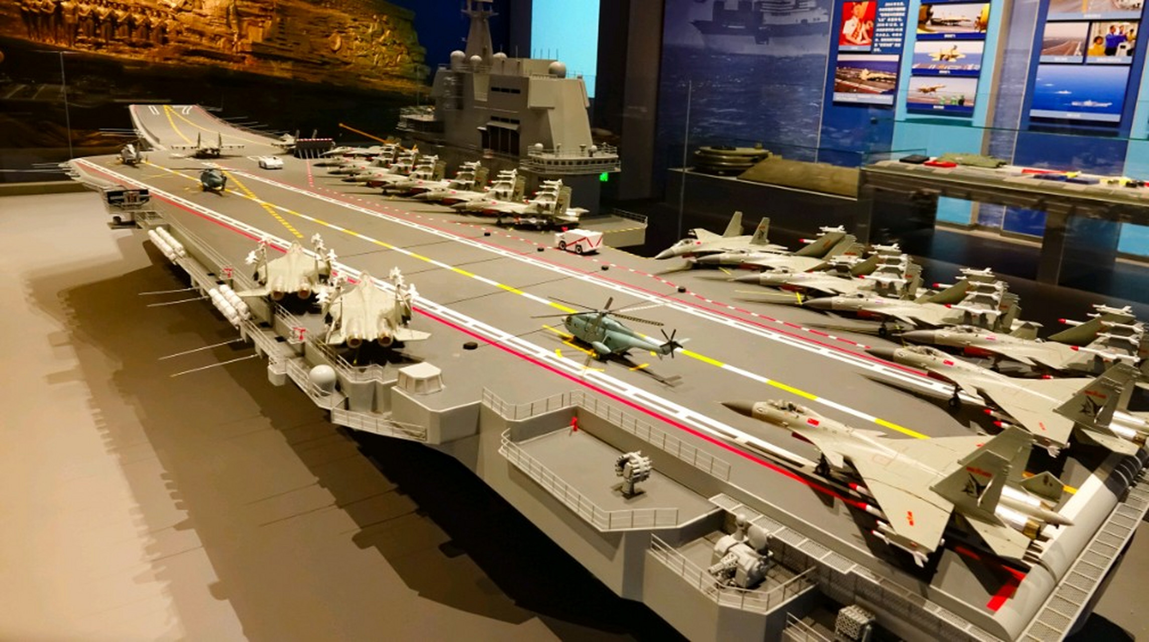 航母一天的开销是多少 你知道吗  1,每天人员费辽宁舰约2600人,工资约