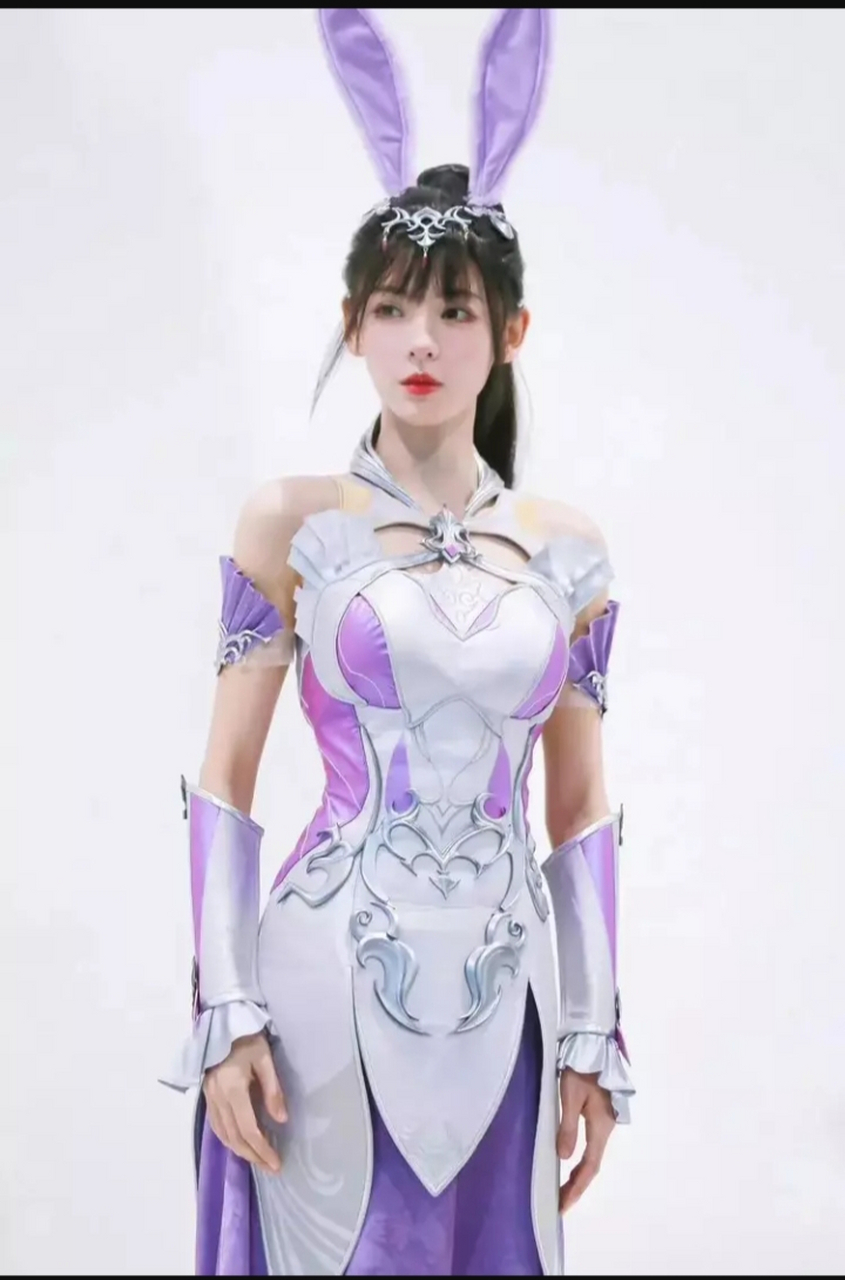最近很多明星cosplay动画角色,与职业coser相比,他们具有身材和颜值