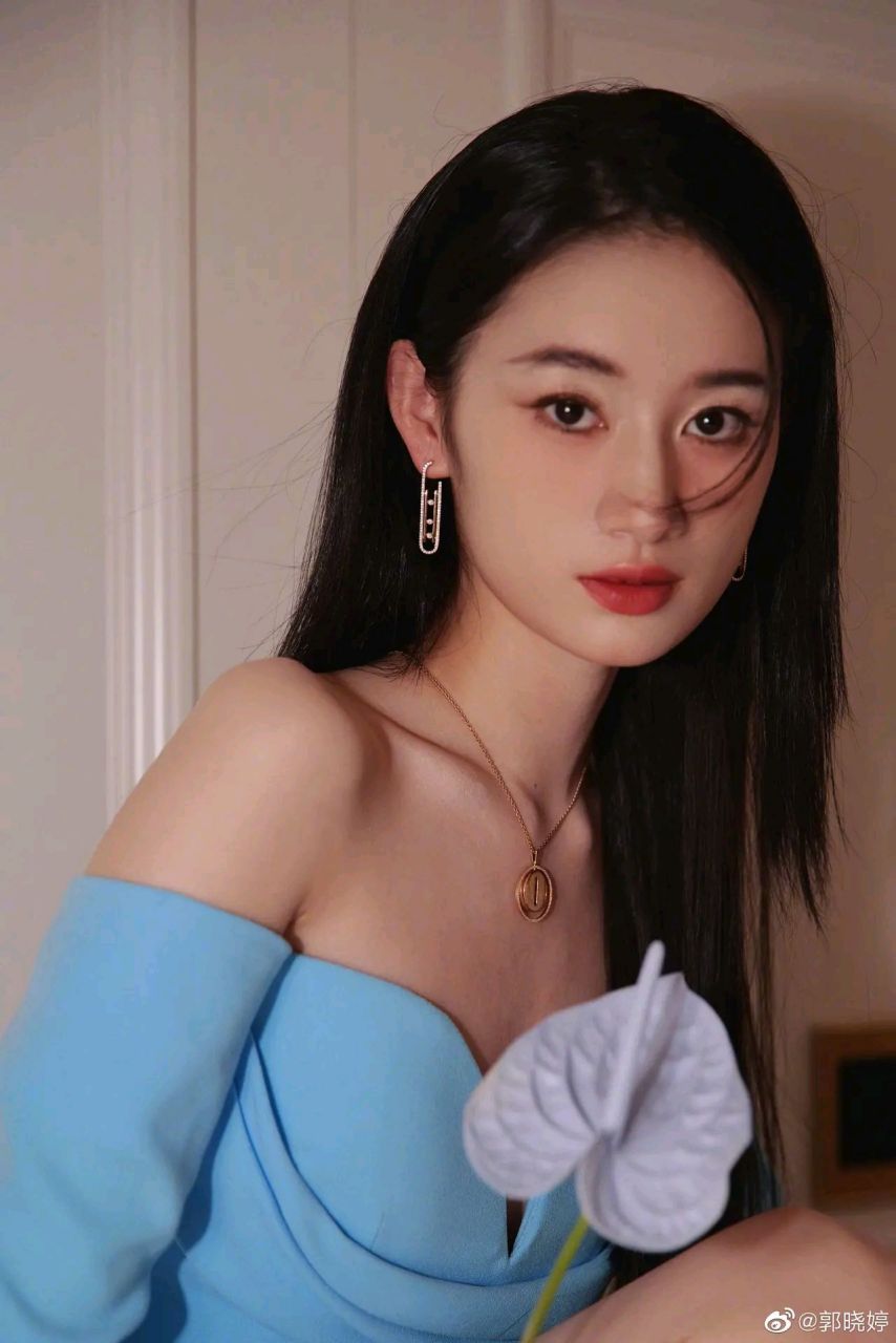 郭晓婷蓝色抹胸礼服造型复古优雅#娱乐大赏# #明星穿搭# #娱乐八卦