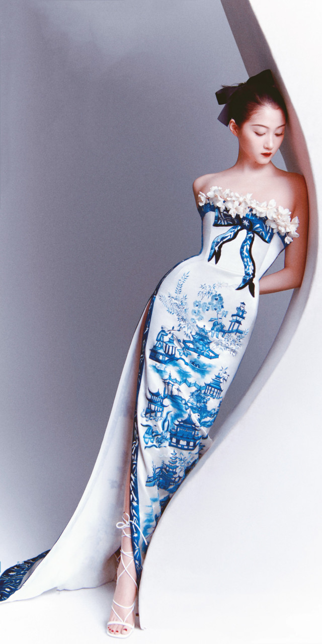 关晓彤青花瓷长裙,古典素雅