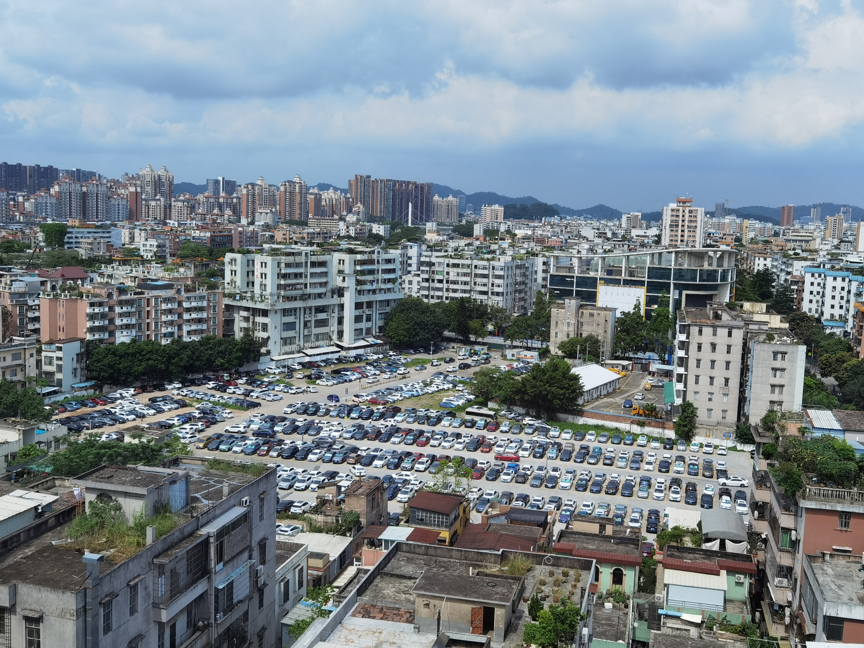 广州番禺美丽华酒店拆除以后,原址变成了一个大型停车场,也算是造福