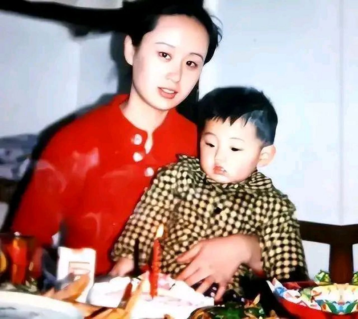 张继科的父亲张传铭年轻时是济南军区乒乓球队的主力,退役后成了一个