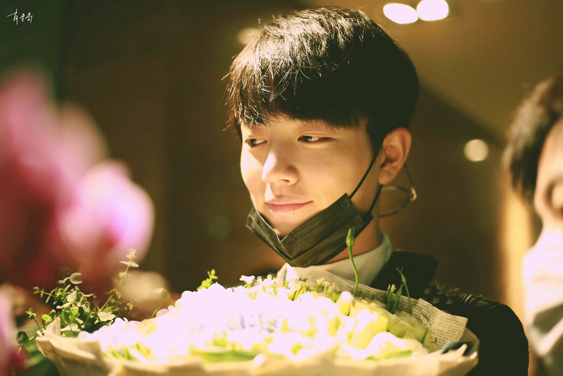 一组肖战机场捧花图,看起来好乖呀!感觉很好拐的样子[色]#肖战