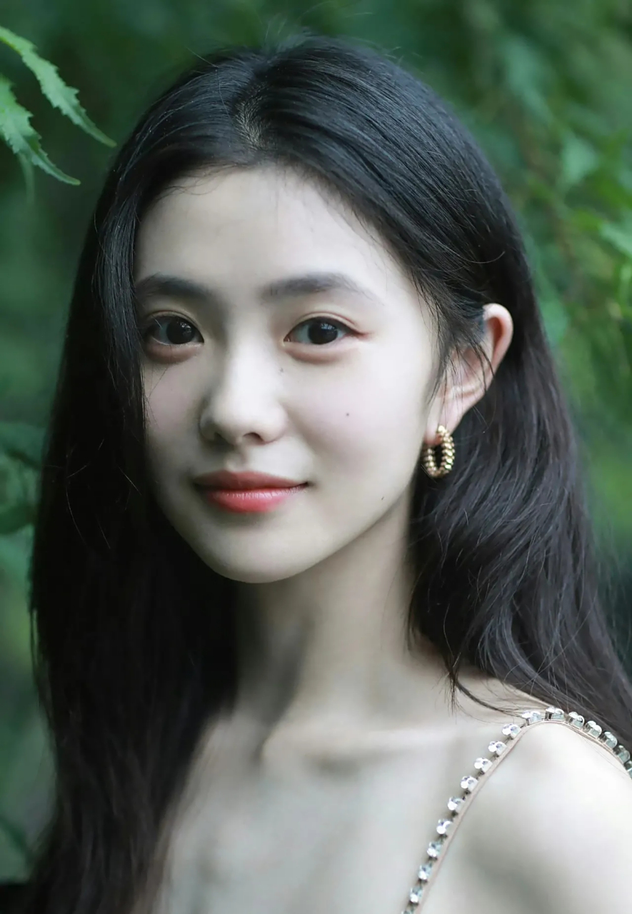 如果说卧蚕是眼睛的灵魂那她就是天赋型选手 刘浩存的颜值和身材,真没