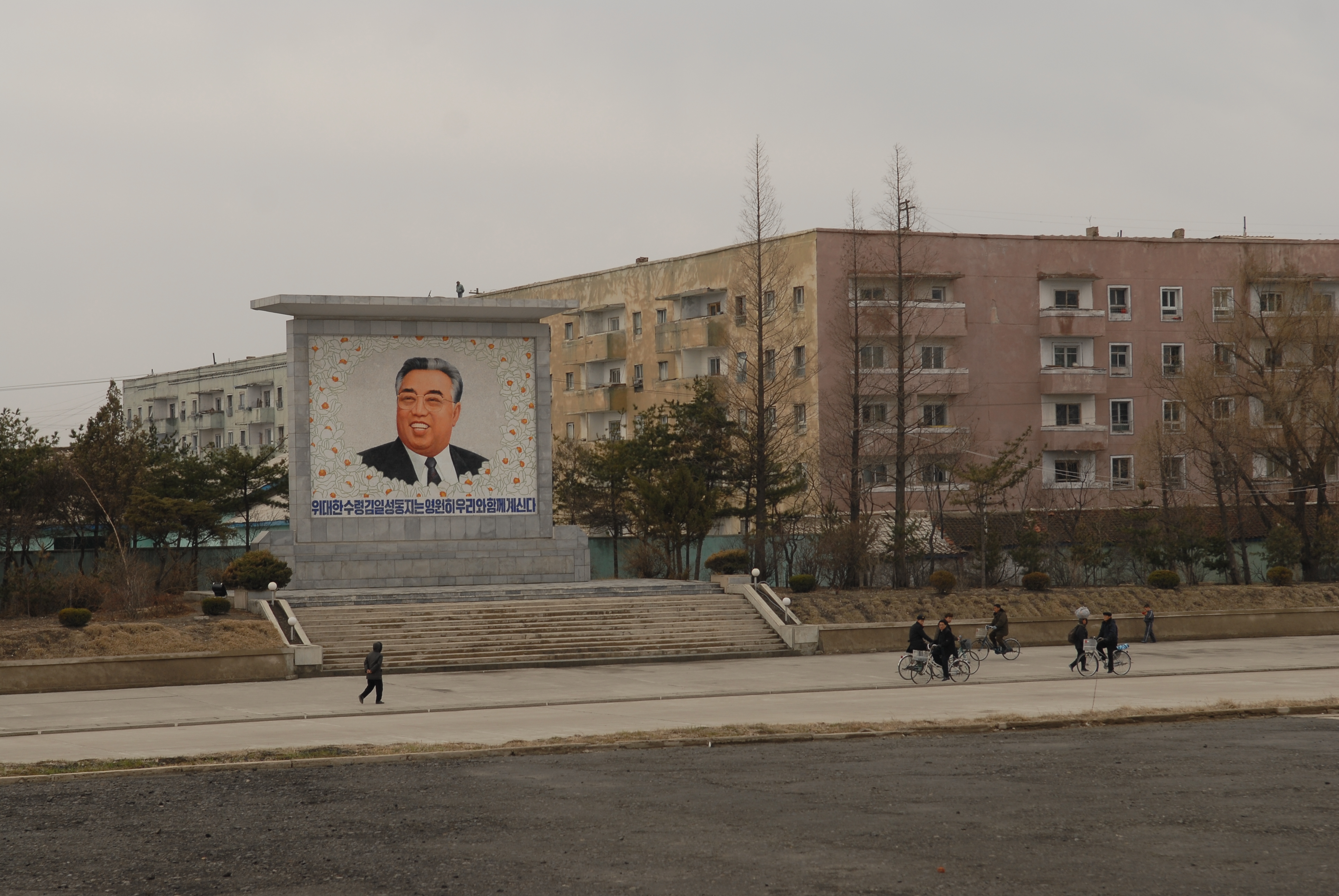 丹东一江之隔就是朝鲜的口岸城市新义州.