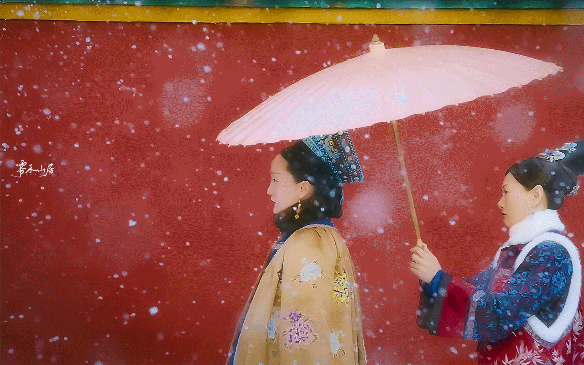 《如懿传》周迅和童谣雪景图,周迅气场强大,童谣心灰意冷,演技派演员