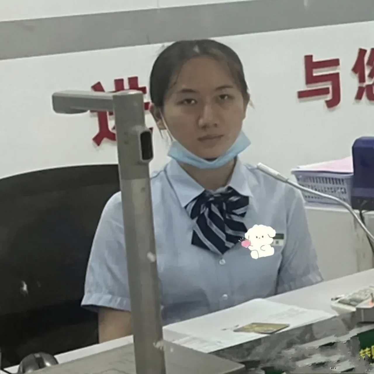 在银行做柜姐的确是很痛苦的,所以一下班就马上脱胎换骨了