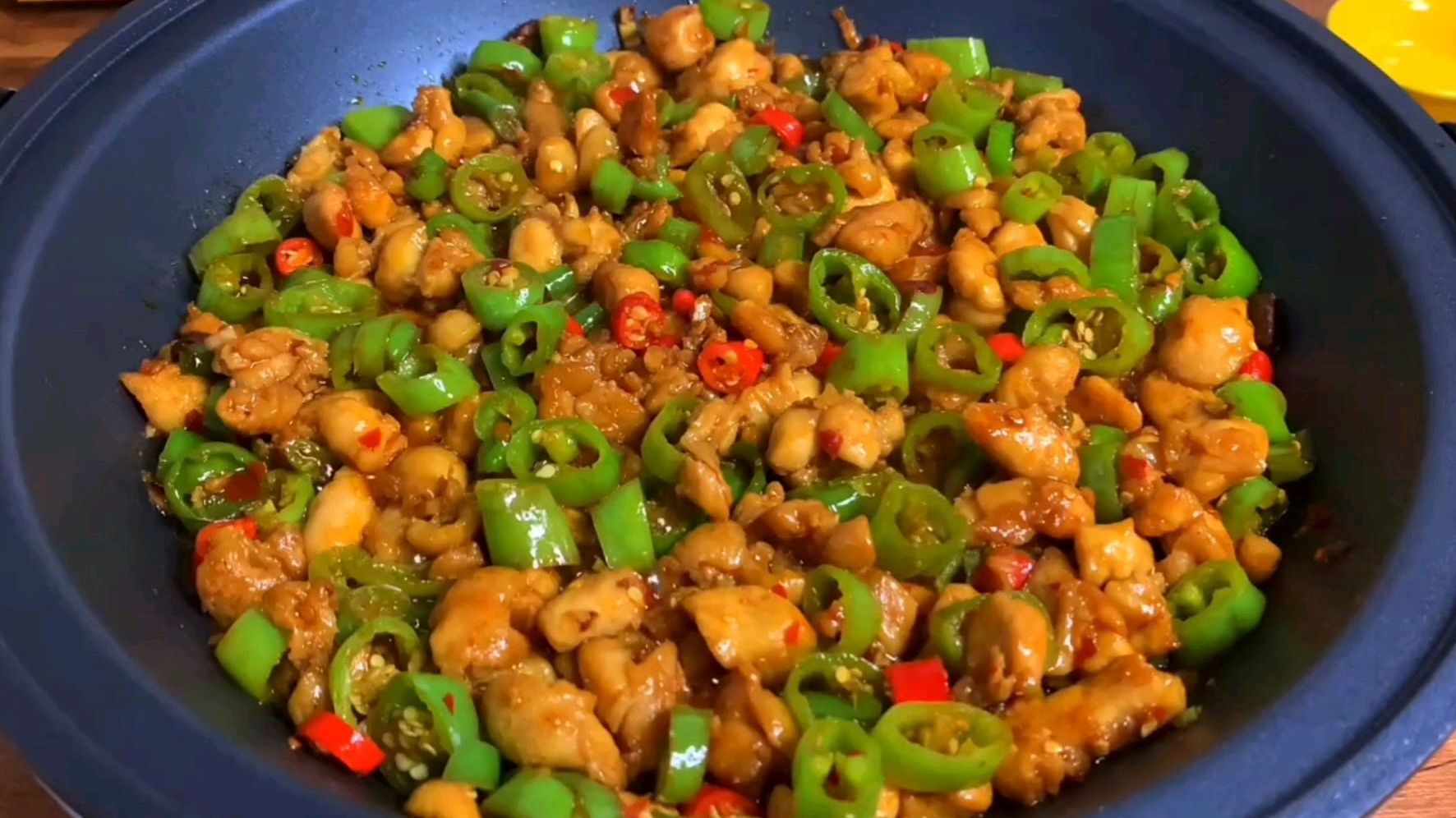 农家小炒系列:尖椒炒鸡,鸡肉嫩滑,椒麻味浓,招待客人,倍有面