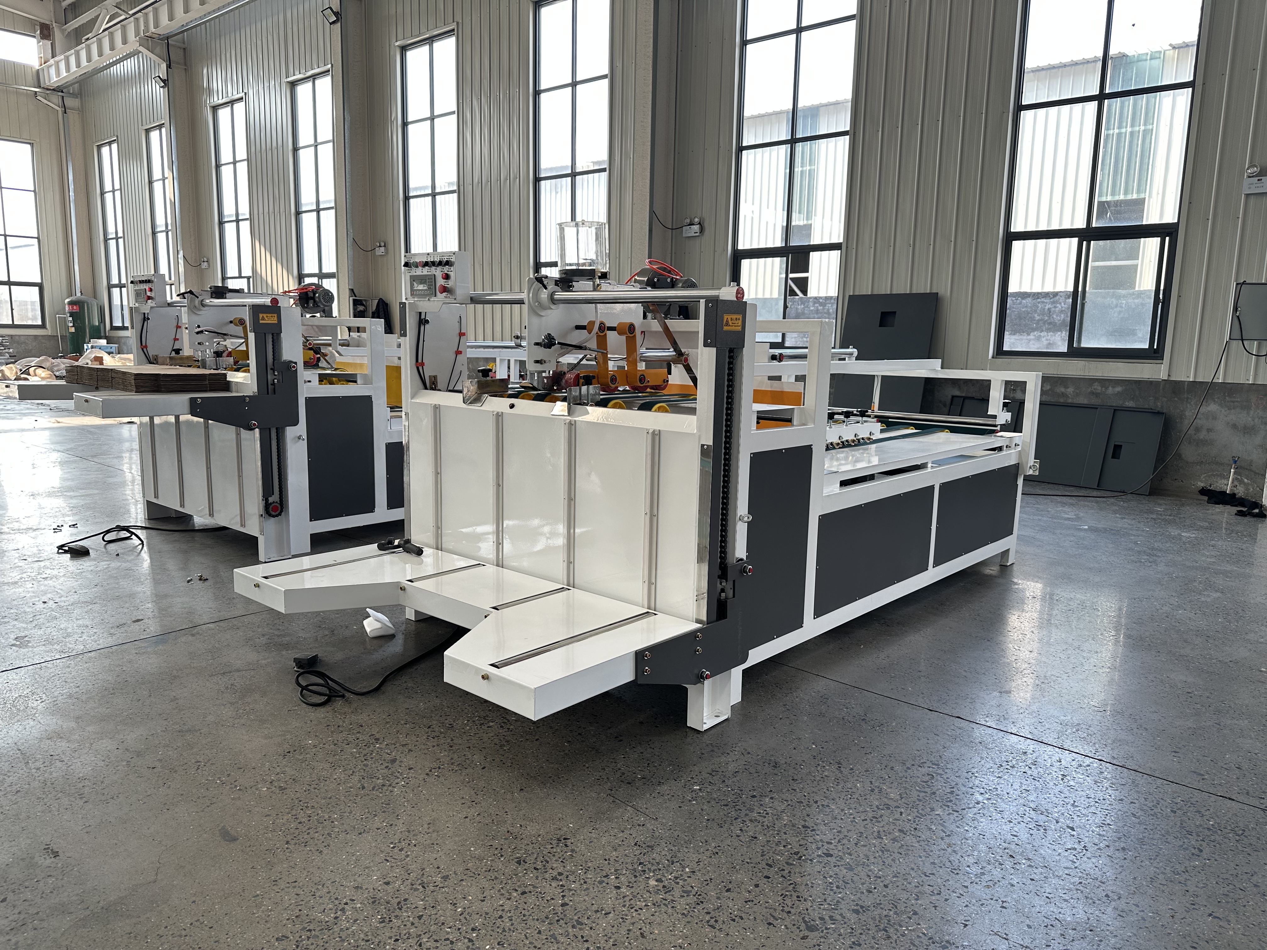 半自动粘箱机,新机现货.提高生产效率,产品成型质量好!