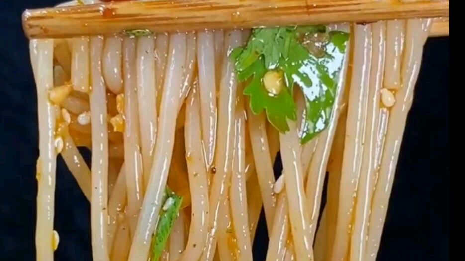 天气热了做一道凉拌米粉来开开胃,这样做的米粉非常好吃