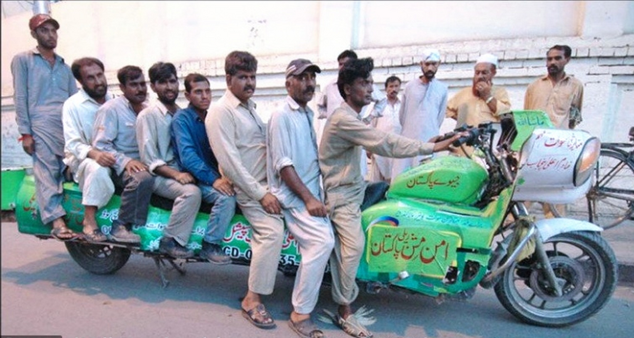 印度摩托车超载54人图图片