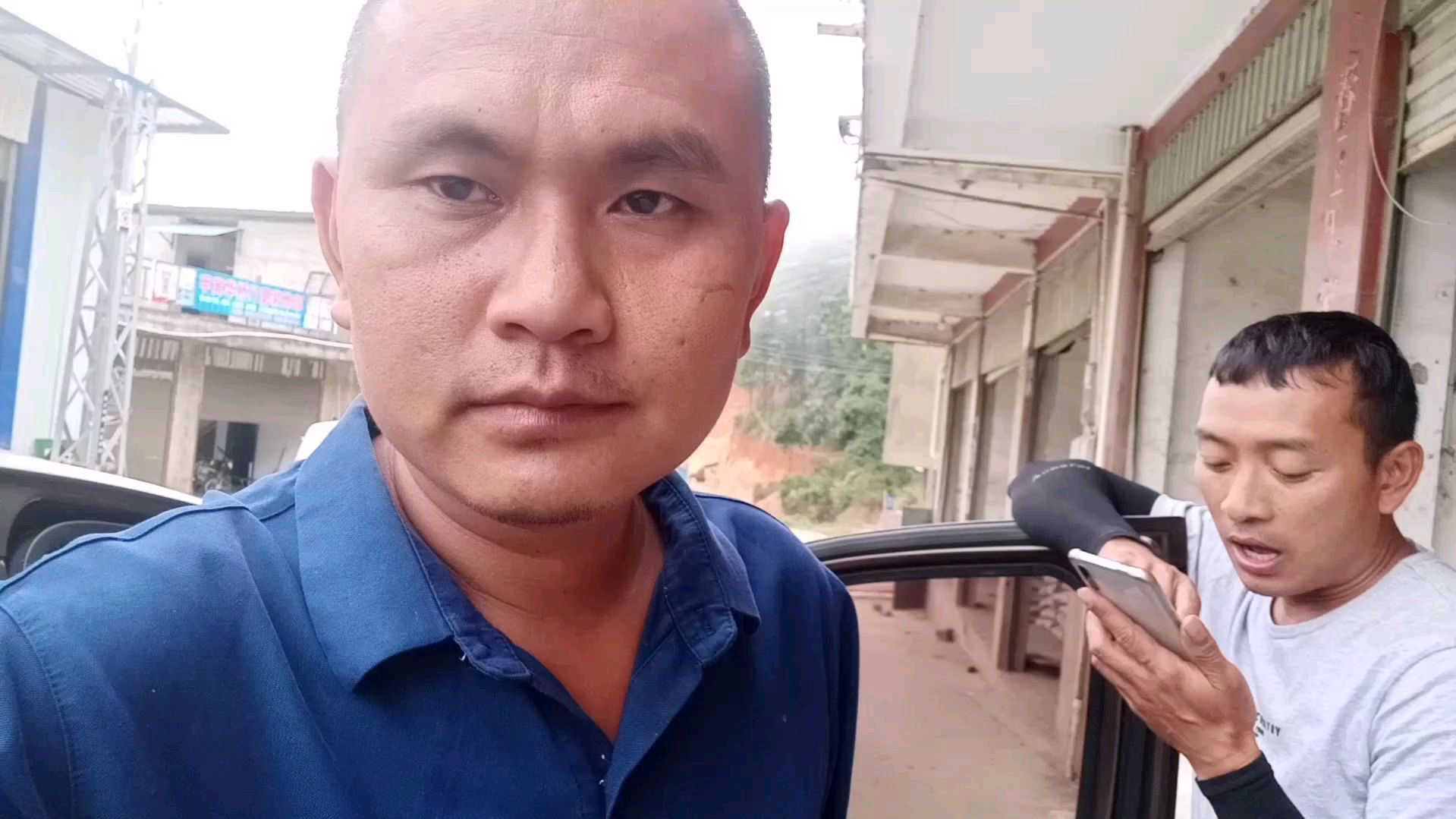 小陈约朋友去河里捞鱼,本想着不好捞,谁知拿个网随便都能捞一碗