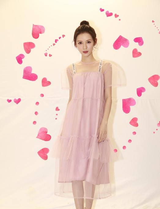 张予曦利落的丸子头,粉色纱裙显得甜美,不失青春活力
