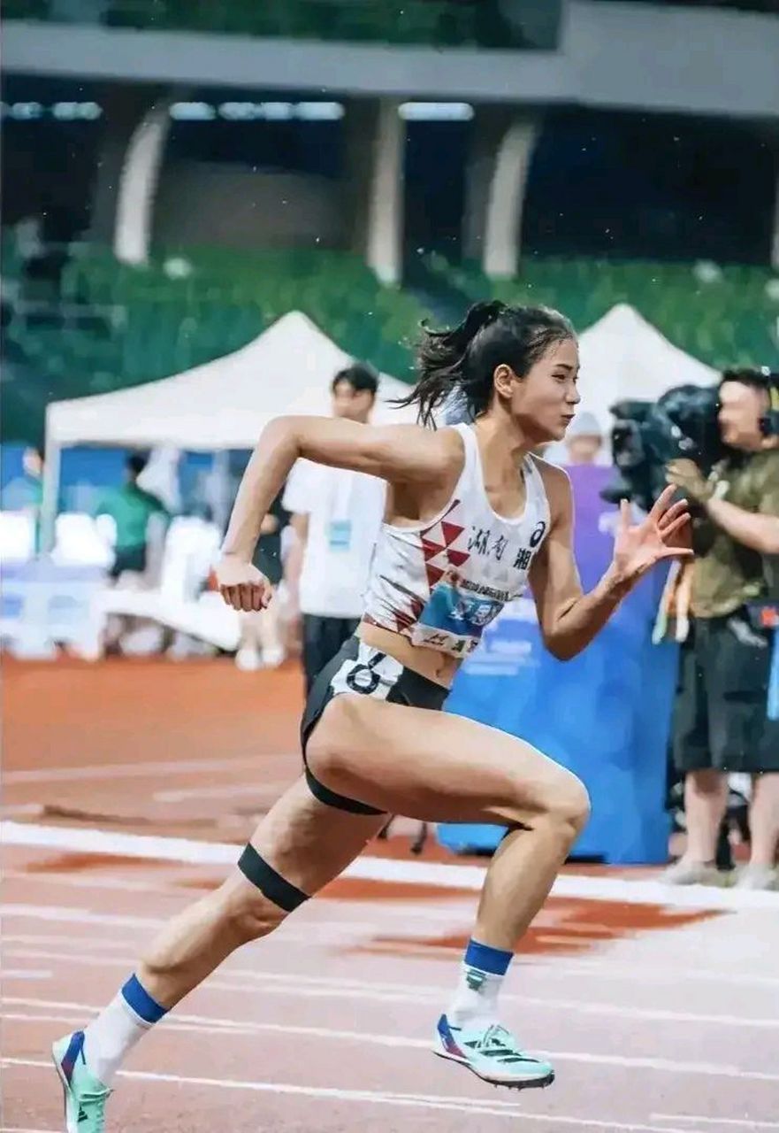 新晋出炉的冠军——中国田径女神夏思凝,在全锦赛100米栏夺冠真的太丝