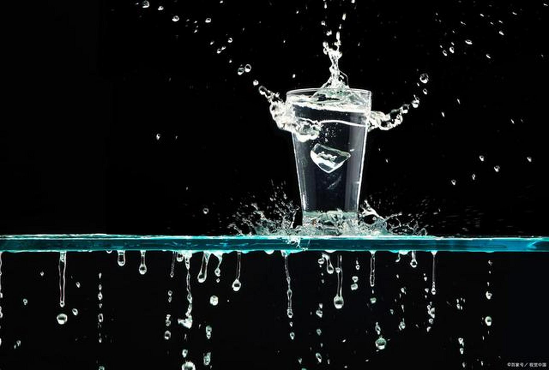 众所周知,水桶装满水后,水就会溢出.同样地,人生也是如此.