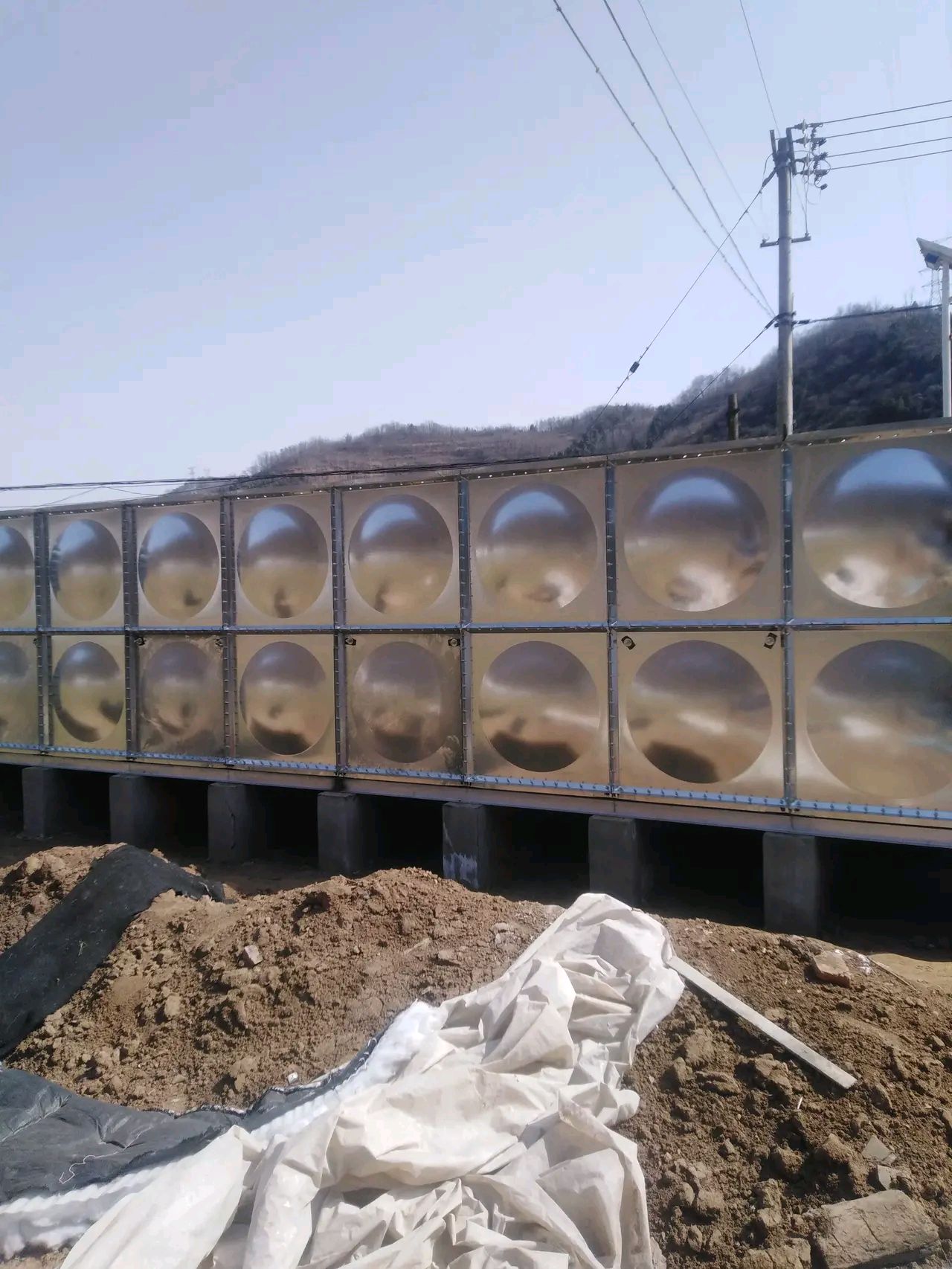 农村120吨大水箱制造安装完成大湾铺村产业园埋地下连接水箱管道