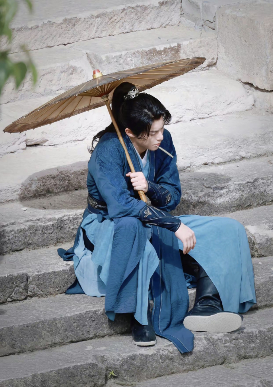 《大奉打更人》讲述的是主角许七安穿越到一个没有人权的社会,起初