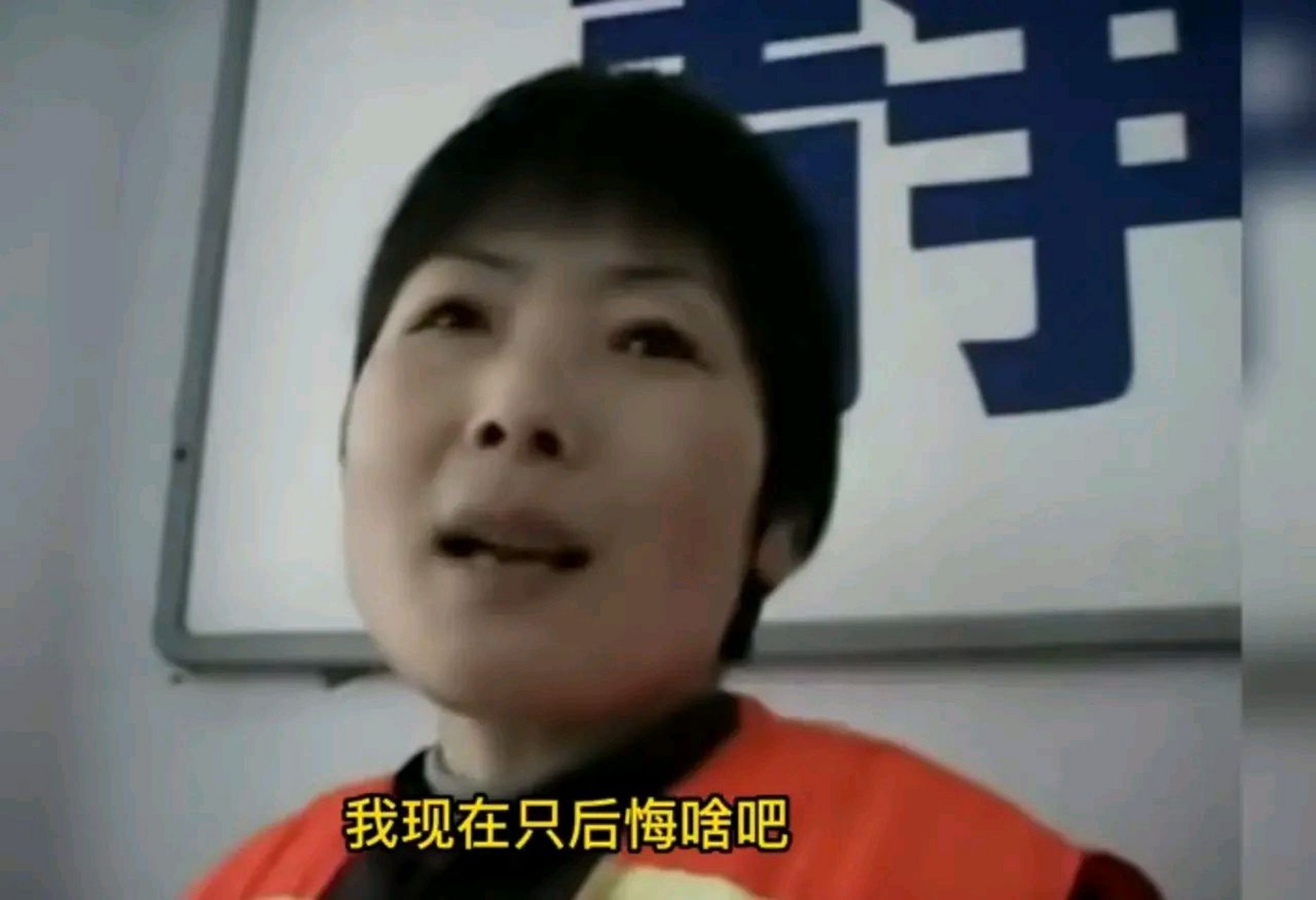 2004年河南洛阳看守所法官在给女死刑犯王瑞瑞读死刑复核书.
